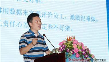 集(ji)團(tuán)總裁馮光德(dé)出席中(zhong)國(guo)豬業髮(fa)展(zhan)大(da)會并作(zuò)報告